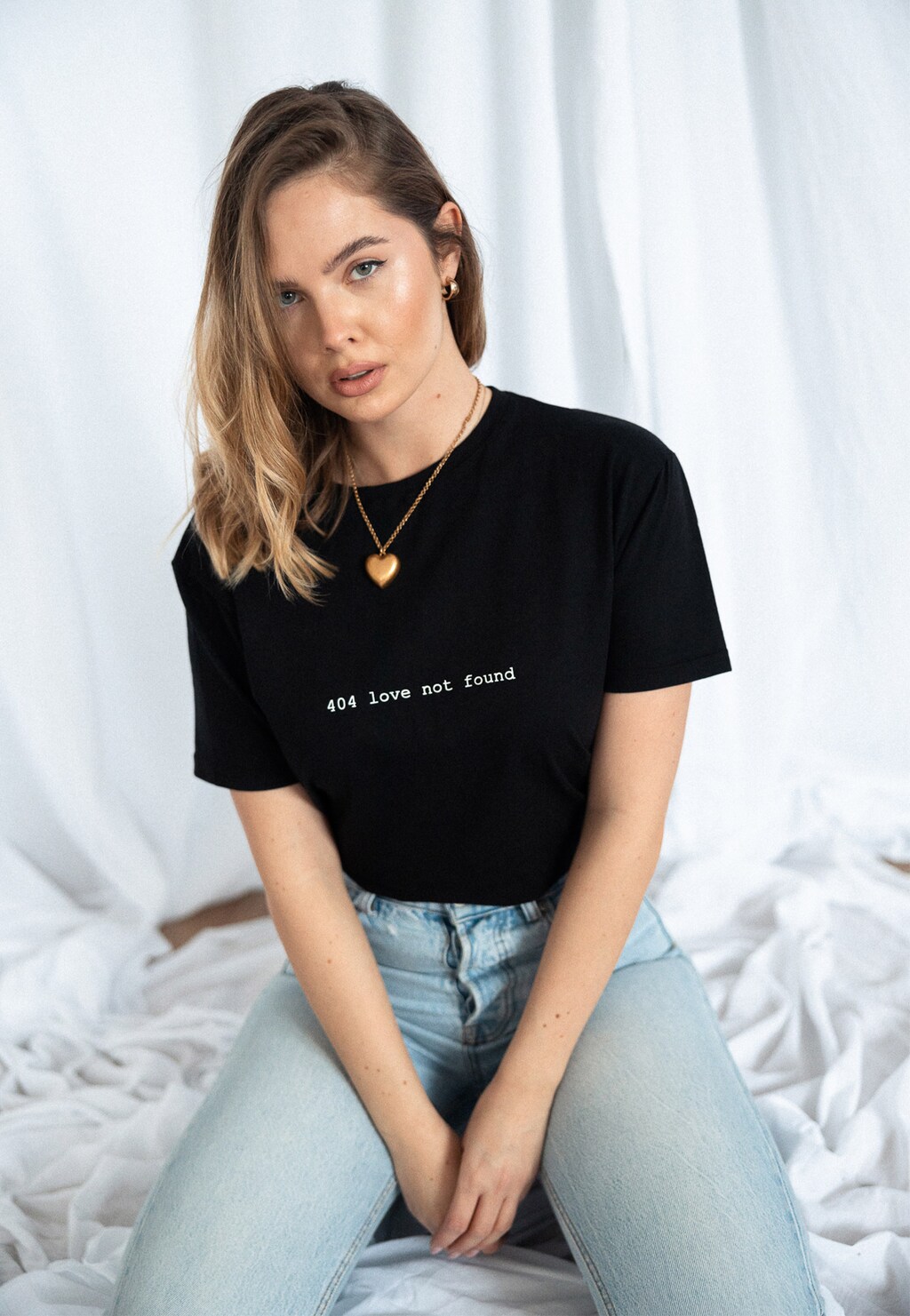 CHIARA czarny t-shirt z napisem love not found K200005-11 Widok 2