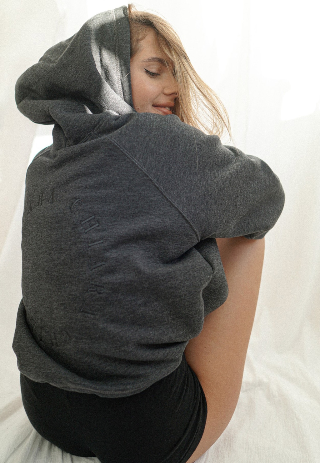 CHIARA grafitowa bluza damska z kapturem K250011-10 Widok 1