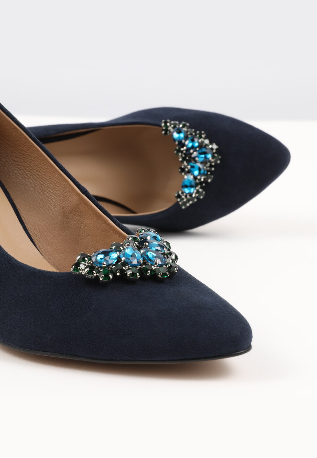 Zielono-czarne ozdoby Wojas 98513-17 z błyszczącymi kryształkami w kolorze turkusowym na granatowych czubkach butów, eleganckie zdobienie damskiego obuwia.