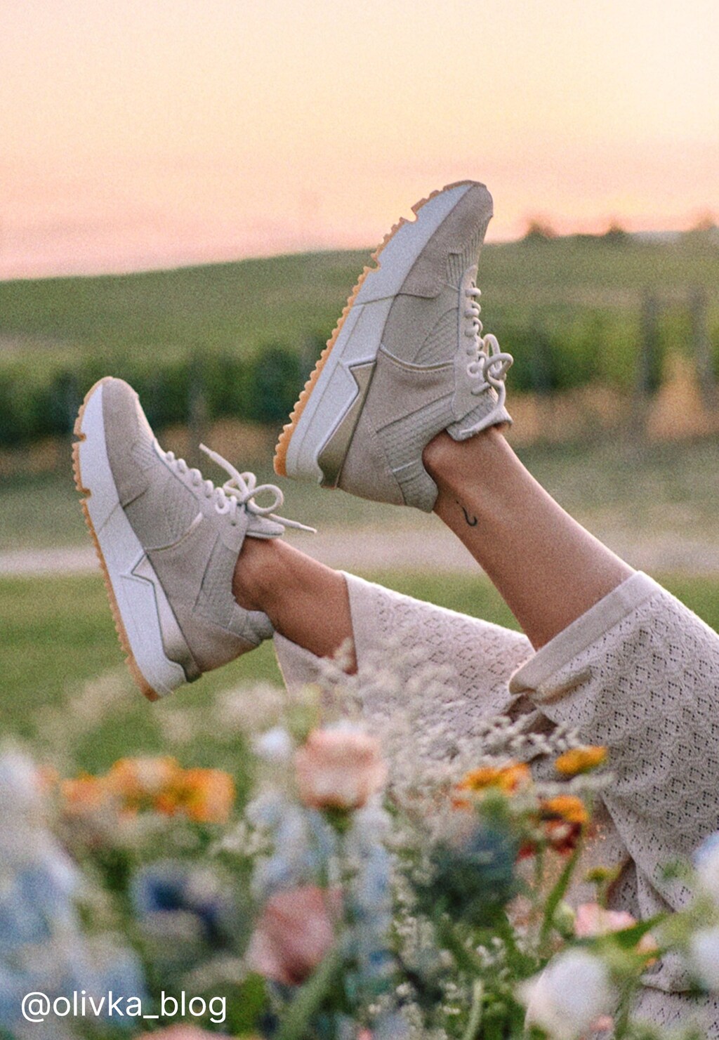 Beżowe sneakersy ze złotym akcentem na podeszwie 46096-74 Widok 8