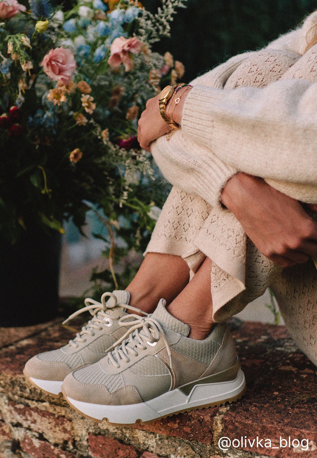 Beżowe sneakersy ze złotym akcentem na podeszwie 46096-74 Widok 1