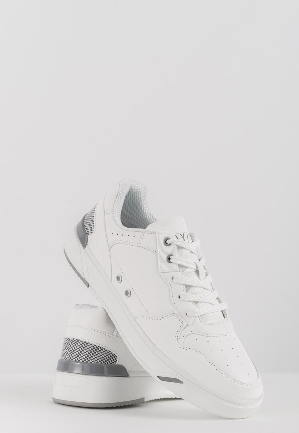 Biele pánske tenisky sú pohodlné a nadčasové WJS10008-89 Widok 3