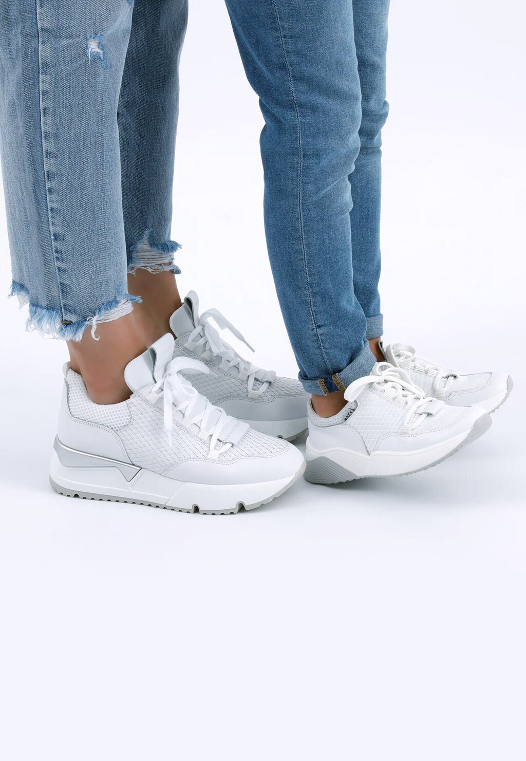 Białe sneakersy damskie ze srebrnymi elementami 46040-89 Widok 7