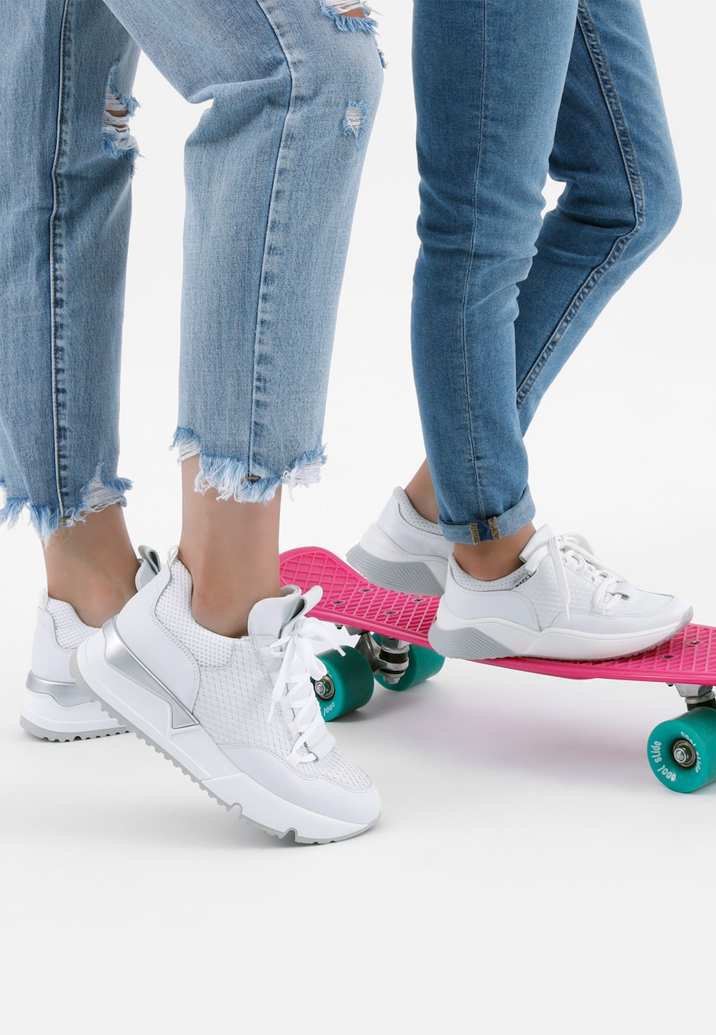 Białe sneakersy damskie ze srebrnymi elementami 46040-89 Widok 1