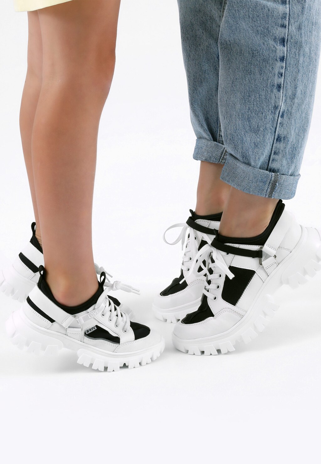 Białe półbuty damskie z czarnymi wstawkami 46078-79 Widok 1