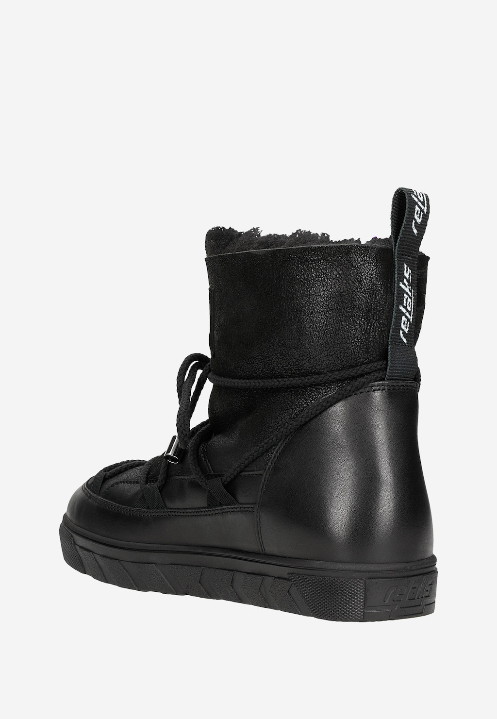 Czarne śniegowce damskie RELAKS R55103-71 z podszewką ze skóry owczej, widok z boku, z charakterystyczną metką marki i sznurowaniem, na grubej antypoślizgowej podeszwie.