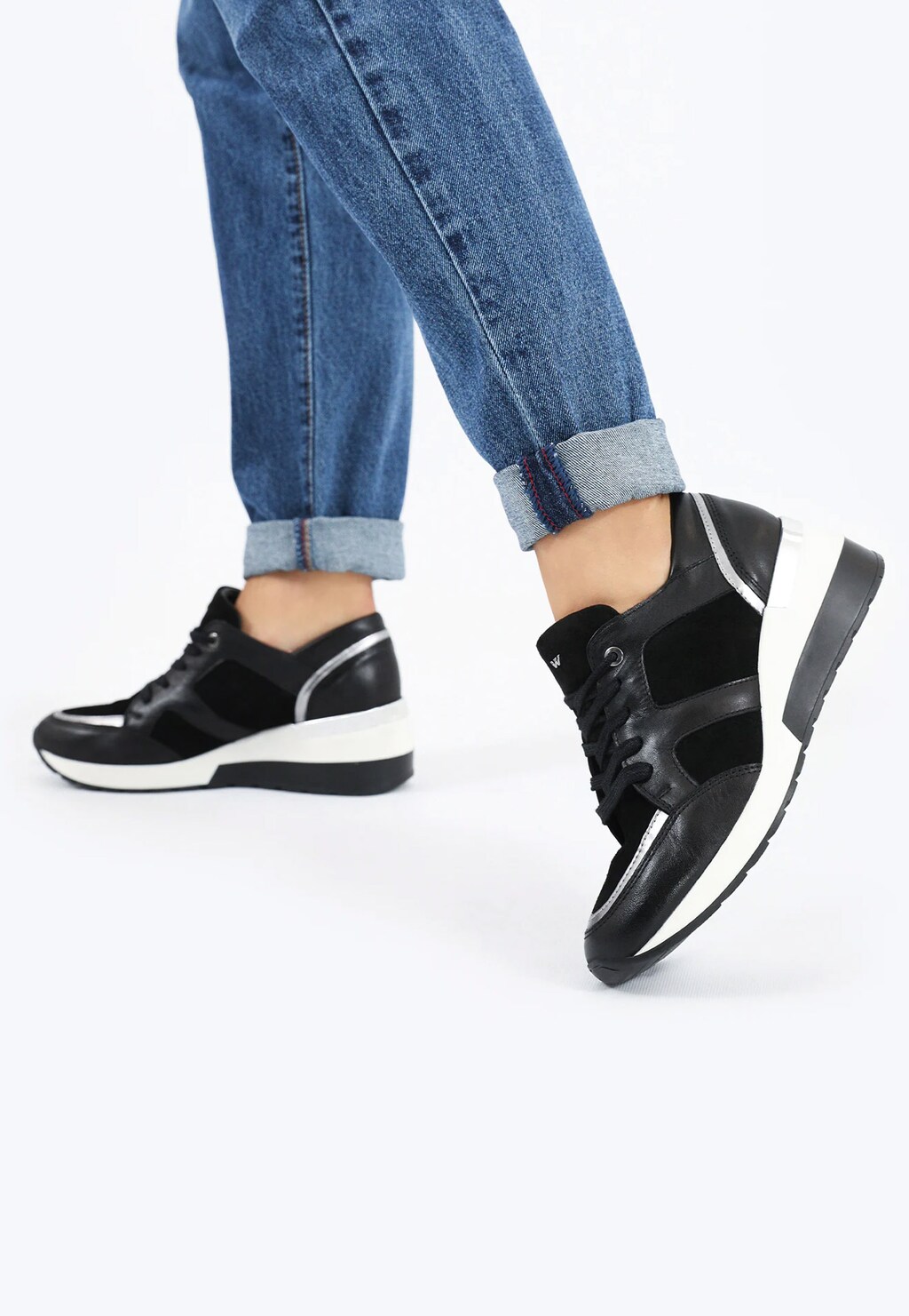 Czarne sneakersy damskie ze srebrnymi wstawkami 46107-71 Widok 7