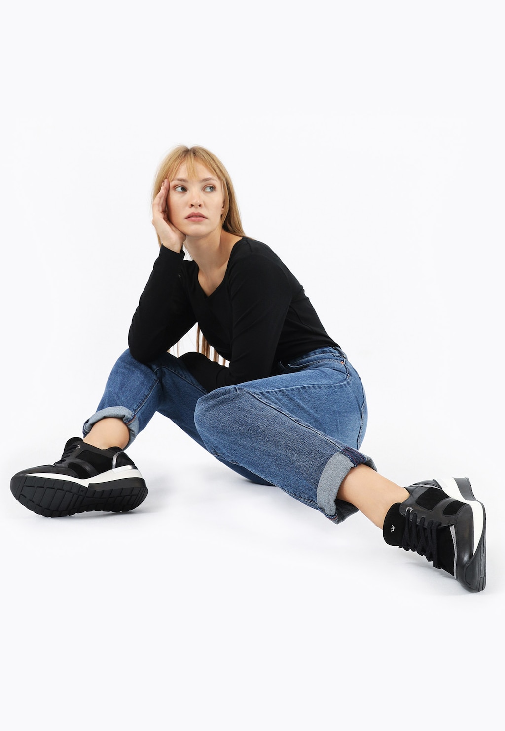 Czarne sneakersy damskie ze srebrnymi wstawkami 46107-71 Widok 1