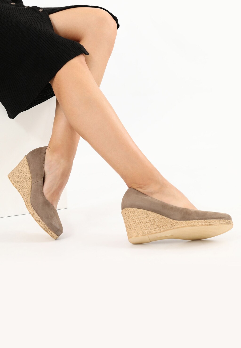 Dámské lodičky na klínku v přírodních barvách 35077-67 Widok 7