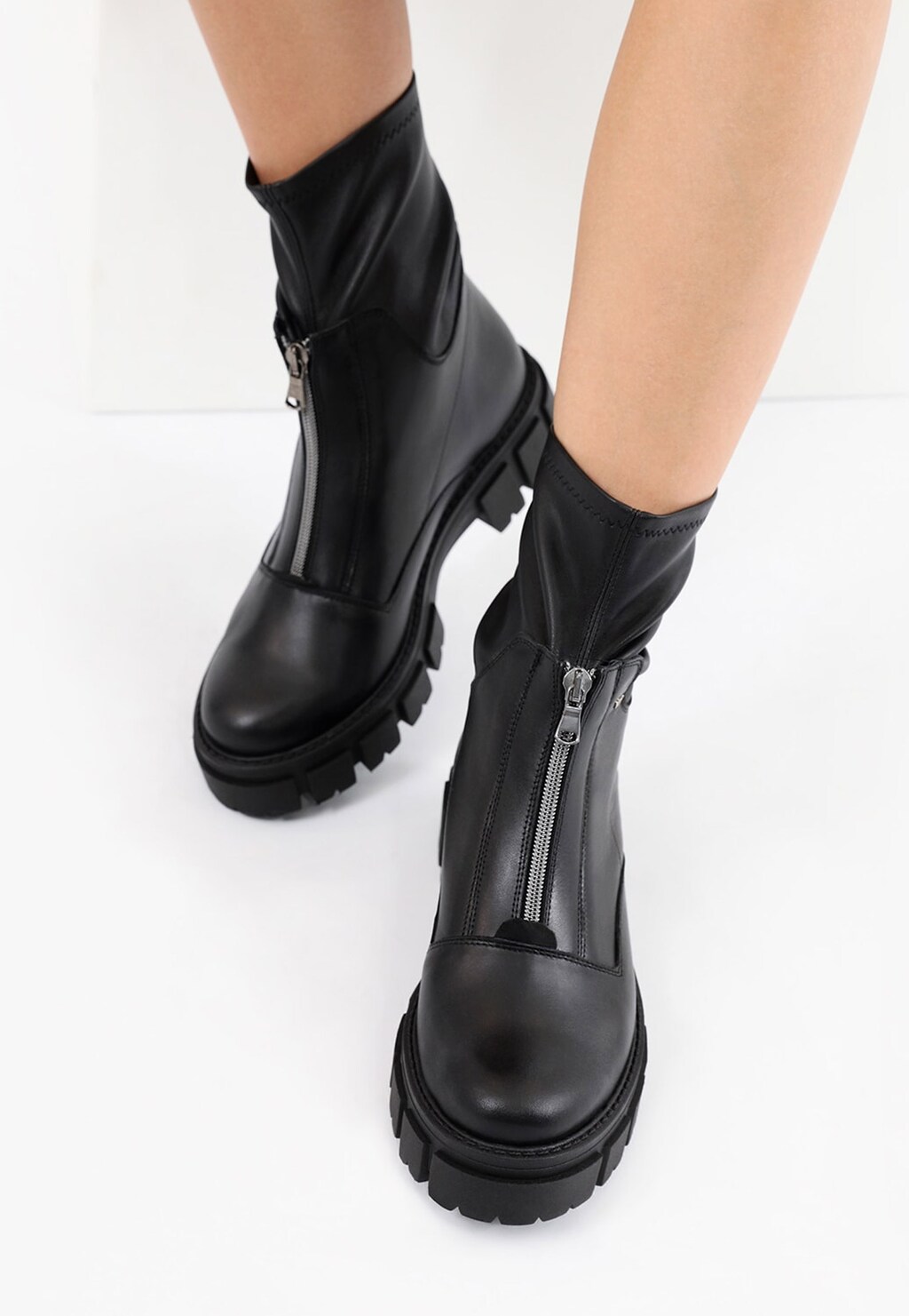Czarne bikery damskie Wojas 55075-81 z połączenia skóry licowej i lycry, z bocznym zamkiem błyskawicznym i masywną podeszwą, prezentowane na modelce.
