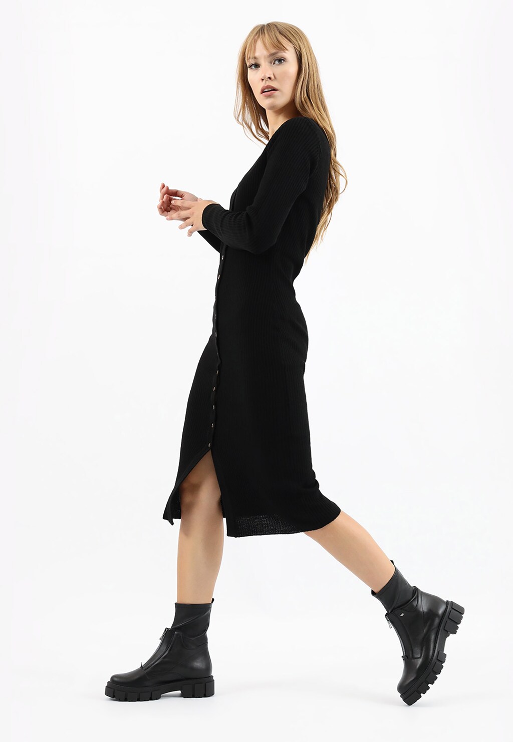 Eleganckie czarne bikery damskie Wojas 55075-81 z połączenia skóry licowej i lycry, prezentowane z czarną sukienką i skarpetkami, widok z boku podkreślający masywną podeszwę.