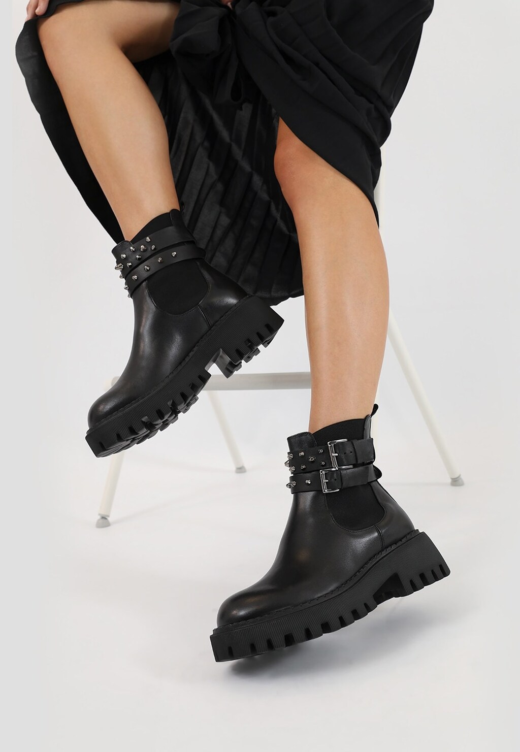 Czarne skórzane sztyblety damskie z rockowym zacięciem 55043-51 Widok 7