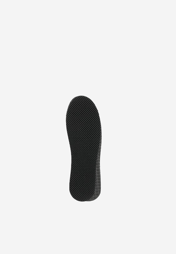 Shoe insole with activated carbon