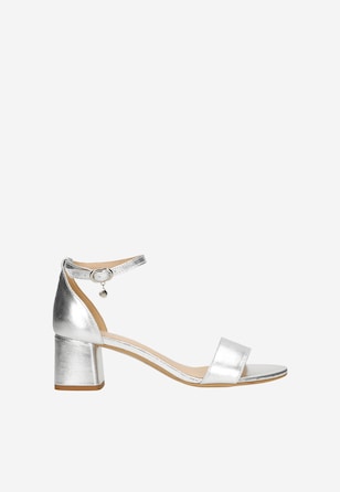 Objavte svet nápaditosti v strieborných letných sandáloch