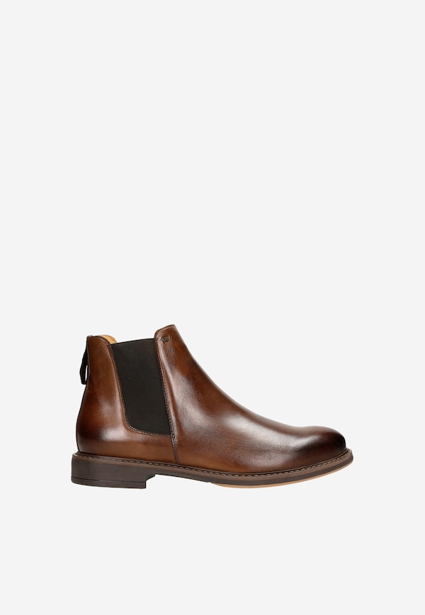 Brown insulated men's Chelsea boots made of smooth leather