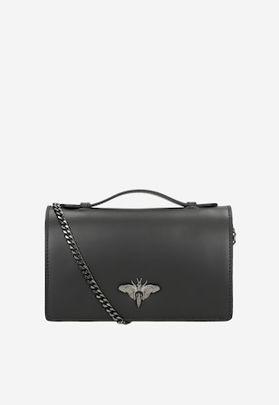 Czarna torebka damska z ozdobnym zapięciem w kształcie owada