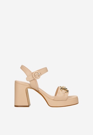 Beżowe sandały ze złotą ozdobą w postaci łańcucha 