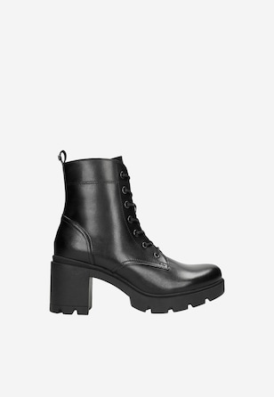Women's black insulated boots with block heel