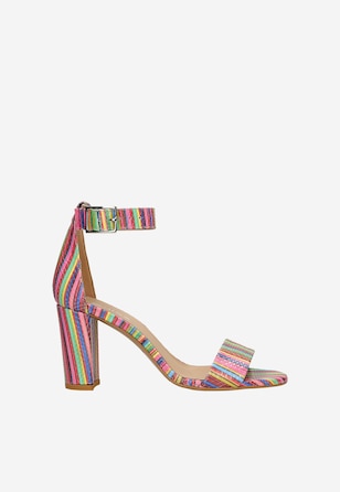 Sandały w kolorowe paski na słupku