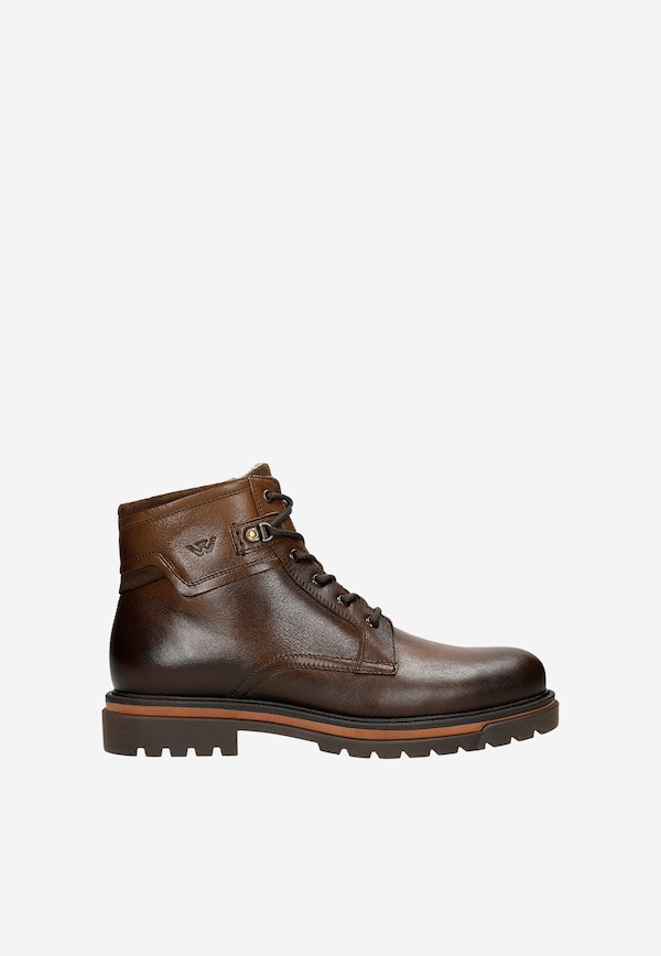 Men's brown work boots made of smooth leather with insulation
