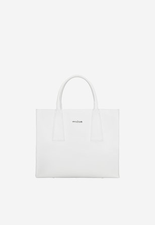 Mała biała torebka typu kuferek