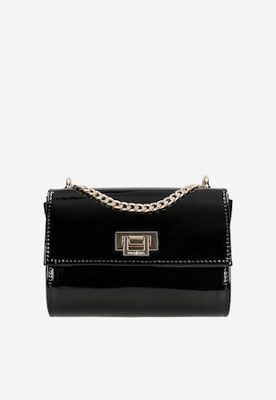Czarna lakierowana torebka ze złotym łańcuchem