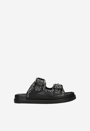 Czarne klapki ze skóry licowej z ozdobnymi nitami