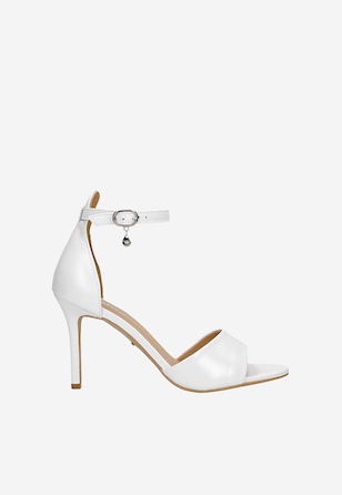 Białe sandały na szpilce z satynowym połyskiem