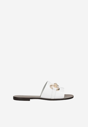 Białe klapki damskie ze skóry licowej z metalową ozdobą