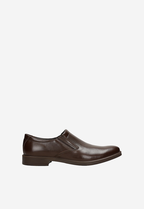 Men's brown slip-on shoes made of smooth leather