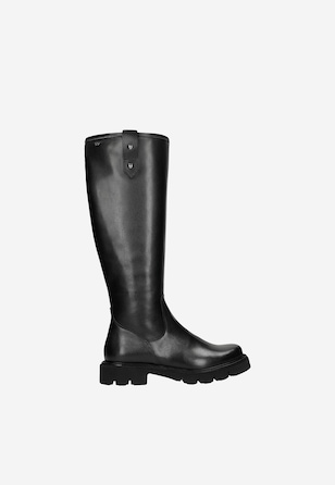 Czarne skórzane kozaki na masywnej podeszwie