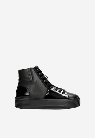 Czarne trampki na wysokiej podeszwie z lakierowanymi elementami