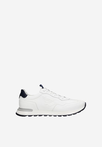 Białe sneakersy męskie na kontrastowej podeszwie