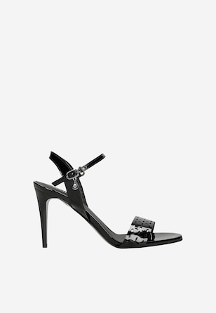 Czarne lakierowane sandały na szpilce z ażurowym paskiem
