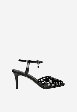 Czarne lakierowane sandały damskie z zabudowanym przodem