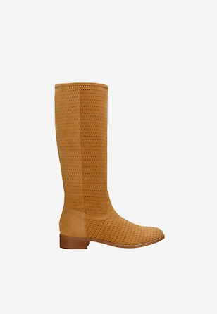 Světle hnědé dámské kozačky s ozdobným ažurovým vzorem