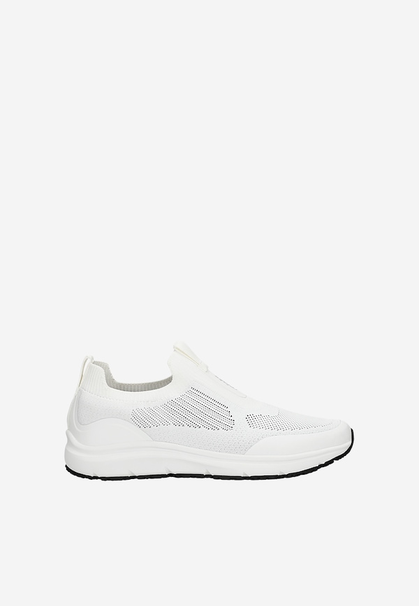 Białe materiałowe wsuwane sneakersy RELAKS z czarnym spodem podeszwy