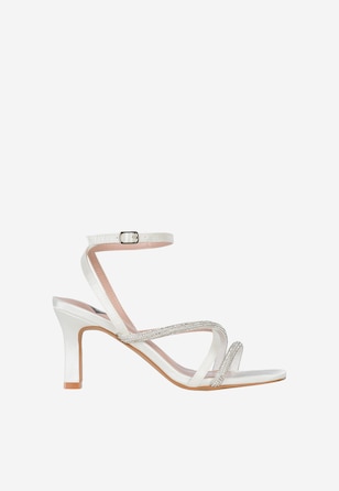 WJS białe satynowe sandały wieczorowe z paskami z kryształkami