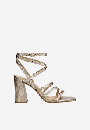 Złote sandały na słupku z tłoczonej skóry