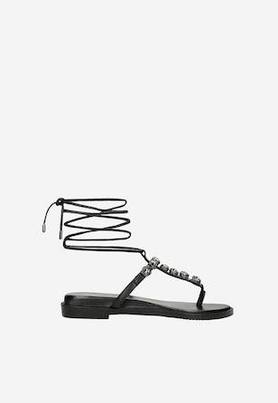 Czarne wiązane sandały z biżuteryjną ozdobą