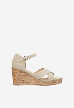 Beżowe sandały z dwoiny welurowej na koturnie