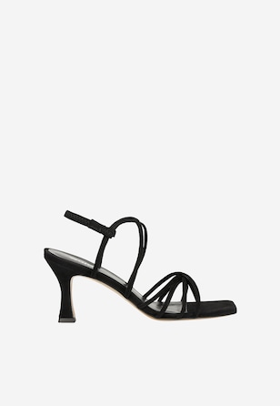 Czarne sandały na obcasie z przeplatanymi paskami