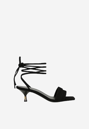 Czarne wiązane sandały na niskim obcasie