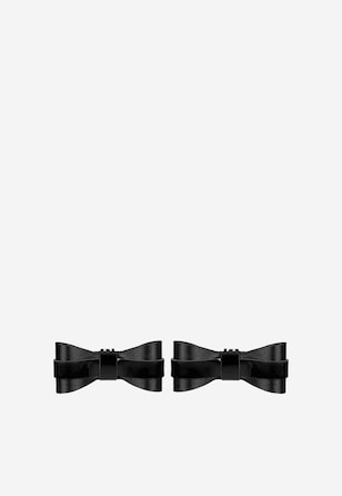 Černé ozdoby na obuv ve formě úzkých mašliček