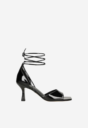 Černé lakované sandály na nízkém podpatku se šněrováním kolem kotníku