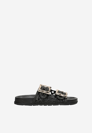 Czarne ażurowe klapki damskie ze skóry licowej ze złotymi klamrami