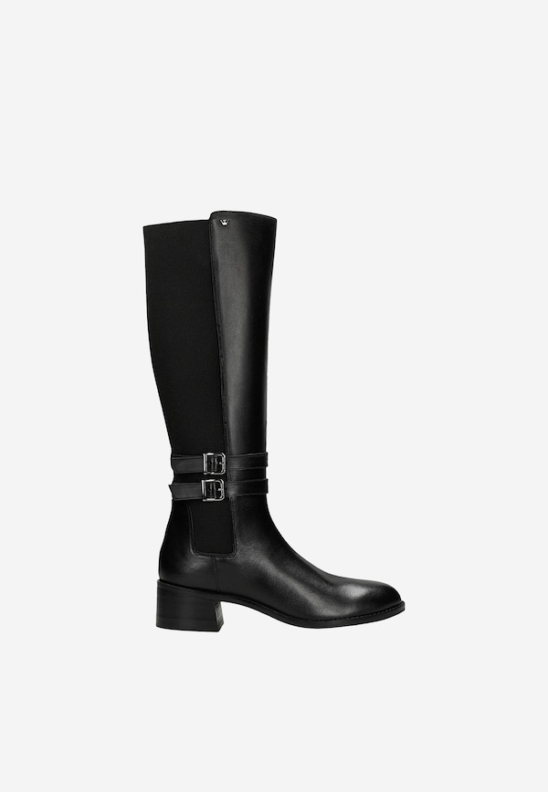 Čierne kožené čižmy s ozdobnými spätkami