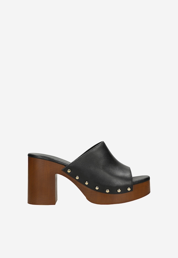 Czarne skórzane klapki na słupku i platformie