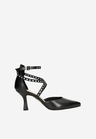 Czarne czółenka z paskiem zdobionym oczkami kaletniczymi