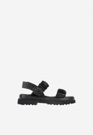 Výnimočnosť v každom kúsku – to sú čierne letné sandále